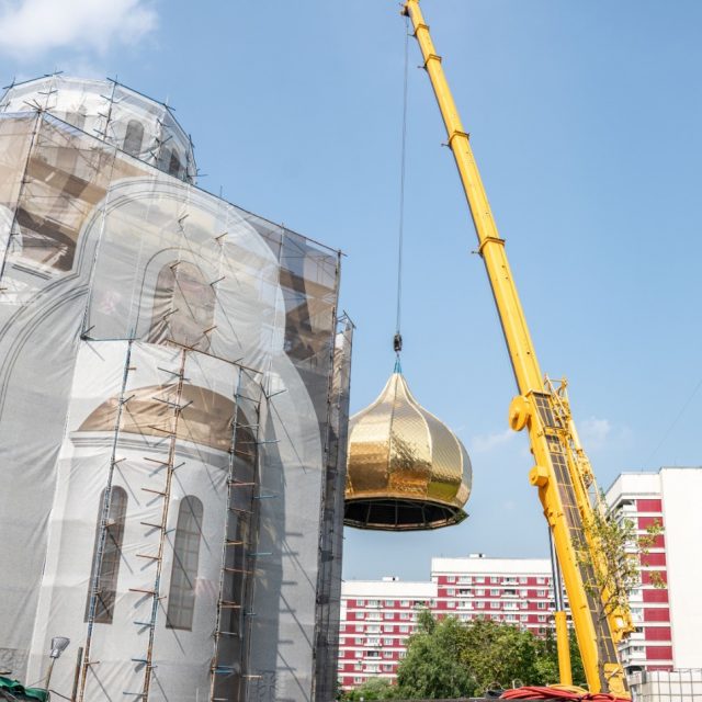 В районе Крылатское освятили и подняли купол с крестом на каменный храм князя Владимира