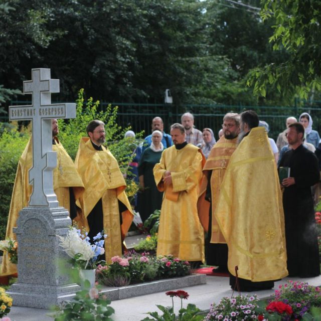 Совершен чин освящения надгробного креста на могиле духовника Западного викариатства протоиерея Георгия Бреева