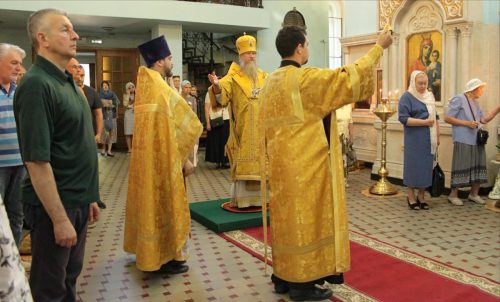 В неделю 7-ю по Пятидесятнице в храме Знамения иконы Божией Матери в Кунцеве состоялись богослужения архиерейским чином