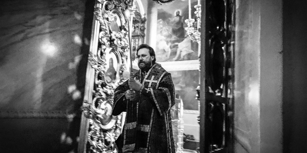 В понедельник Страстной седмицы епископ Фома совершил Литургию Преждеосвященных Даров в храме свт. Николая в Хамовниках