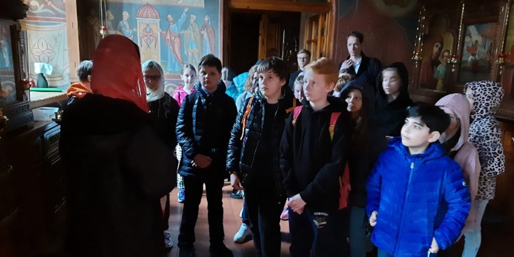 Пасхальную экскурсию для школьников устроил храм святителя Димитрия Ростовского в Очакове