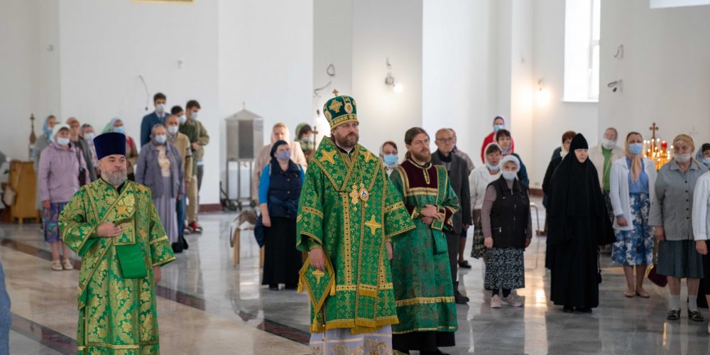 Епископ Фома совершил Божественную литургию в храме преподобного Андрея Рублева в Раменках (+ фото)
