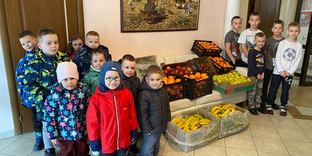 Волонтеры храма в честь Смоленской иконы Божией Матери передали сладкие подаркам ребятам в городе Коломне