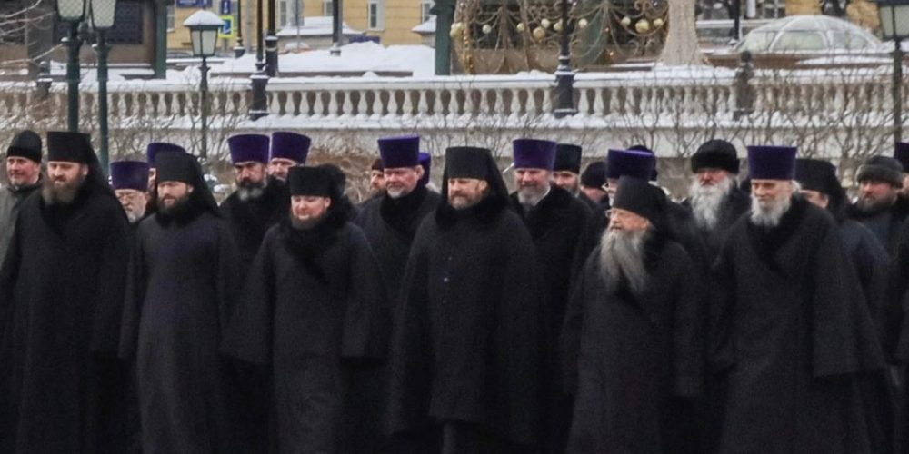 В День защитника Отечества священнослужители возложили венок к могиле Неизвестного солдата у Кремлевской стены