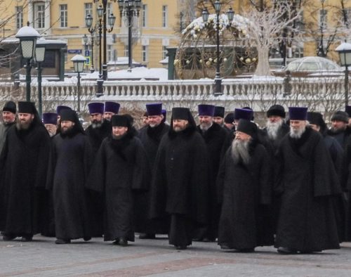В День защитника Отечества священнослужители возложили венок к могиле Неизвестного солдата у Кремлевской стены