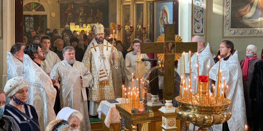 Епископ Павлово-Посадский Фома в Родительскую субботу совершил Литургию в храме свт. Николая в Хамовниках