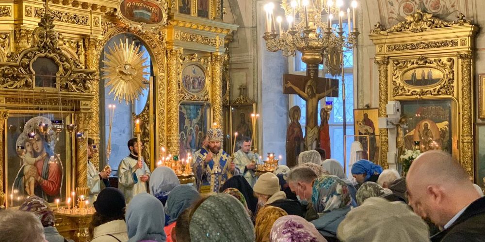 Епископ Фома совершил Литургию в праздник Благовещения Пресвятой Богородицы в Богоявленском соборе