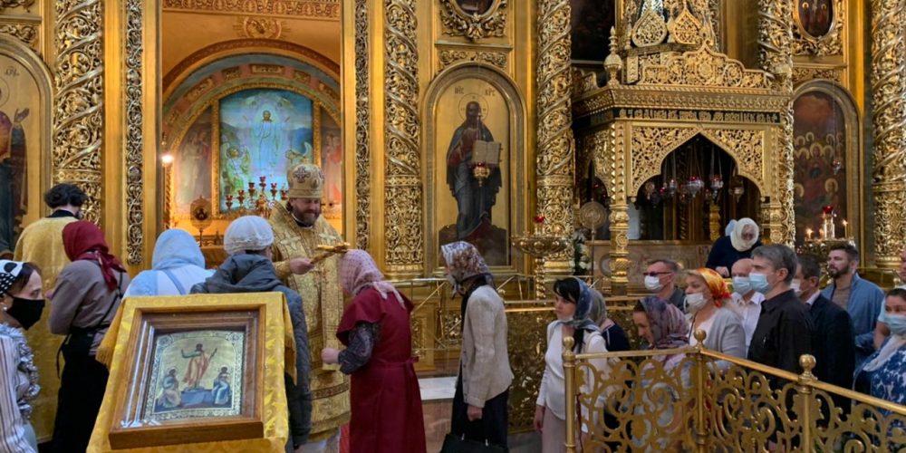 В Богоявленском соборе епископ Фома совершил Божественную литургию