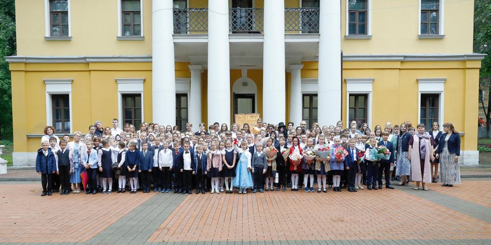 Владыка Фома совершил молебен в День знаний в Свято-Георгиевской гимназии г. Красногорска