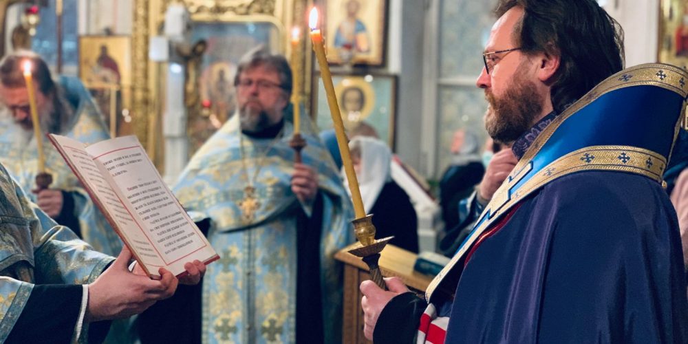 Вечернее богослужение с параклисисом в  Богоявленском соборе возглавил епископ Фома