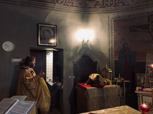 Епископ Фома совершил Литургию в храме святителя Николая в Хамовниках