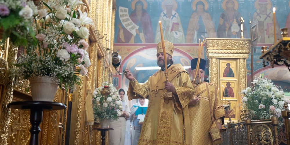 Литургию в престольный праздник в храме Спаса Нерукотворного Образа на Сетуни совершил епископ Фома