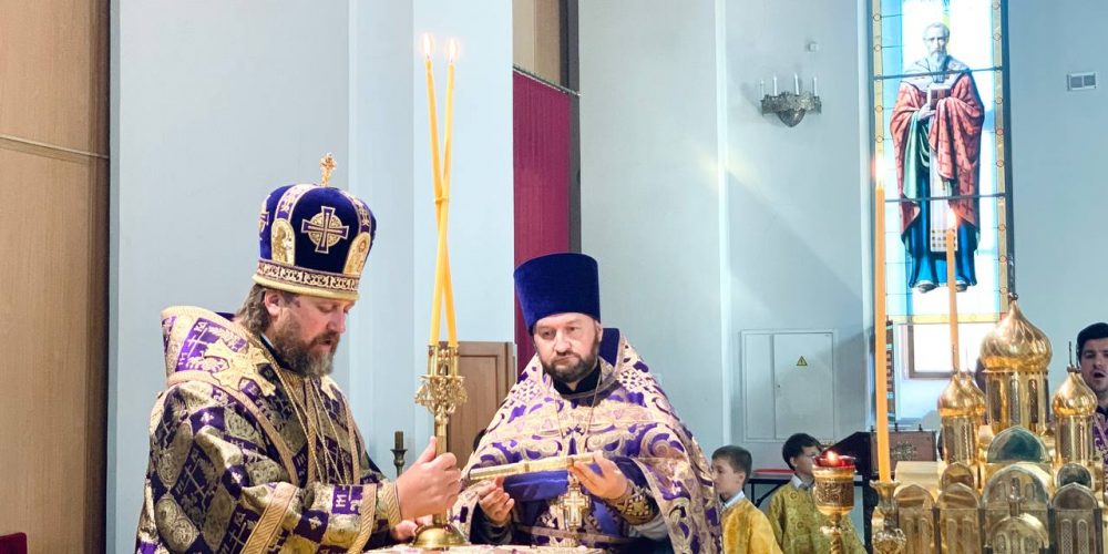 В первый день Успенского поста епископ Фома совершил Литургию в Георгиевском соборе Одинцова