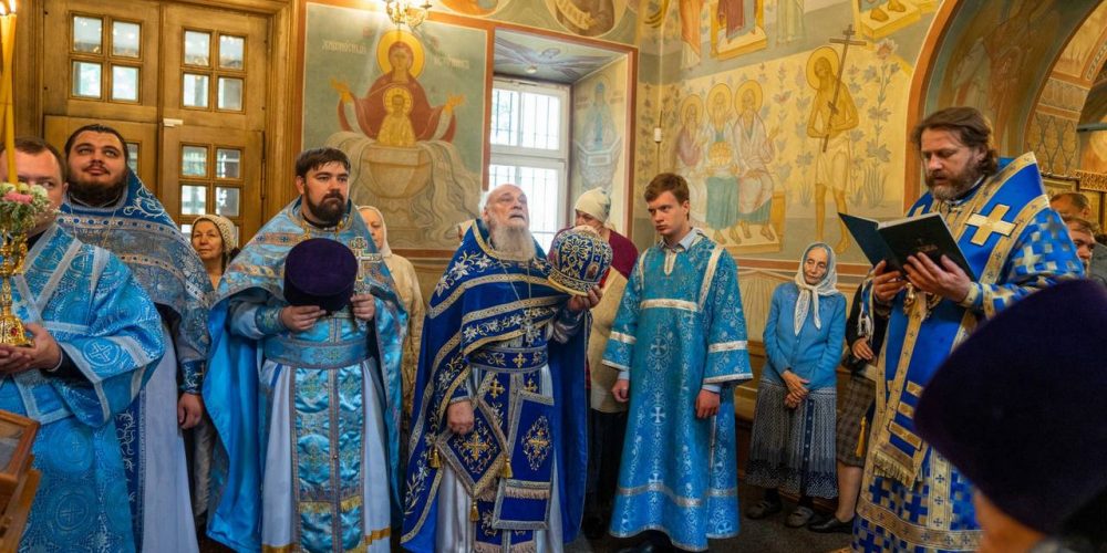 Епископ Одинцовский и Красногорский Фома совершил Божественную литургию в храме Благовещения Пресвятой Богородицы