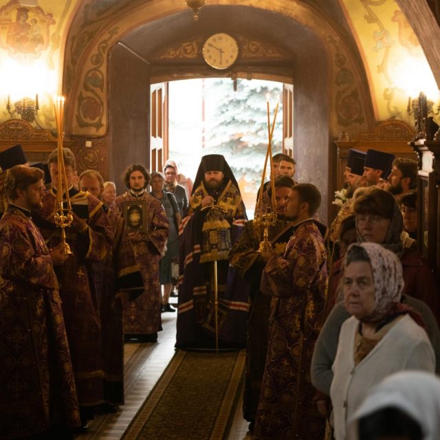 Епископ Павлово-Посадский Фома совершил всенощное бдение в храме Архангела Михаила в Тропареве ( + фото, + видео)