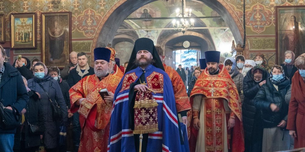 Литургию в престольный праздник в храме Архистратига Михаила в Тропарево возглавил епископ Фома
