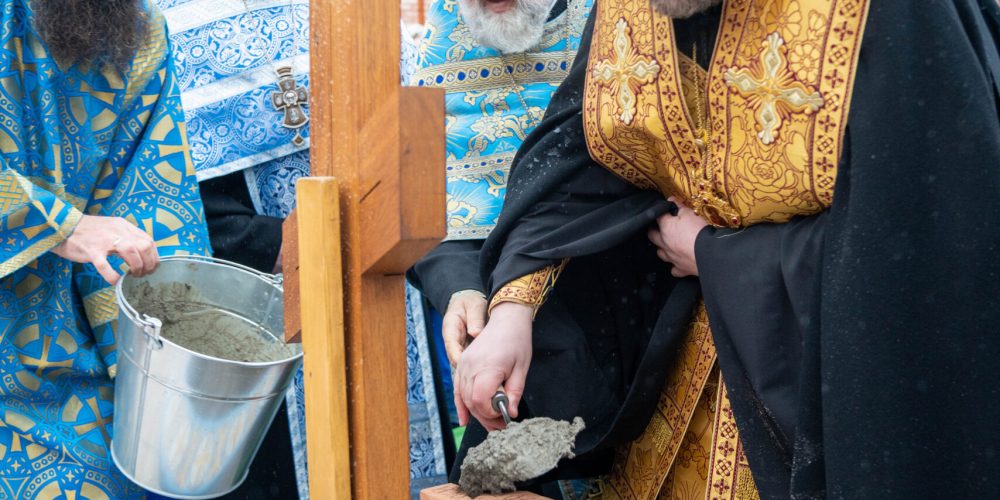 Чин на основание храма Успения Пресвятой Богородицы в Очаково-Матвеевском совершил епископ Фома