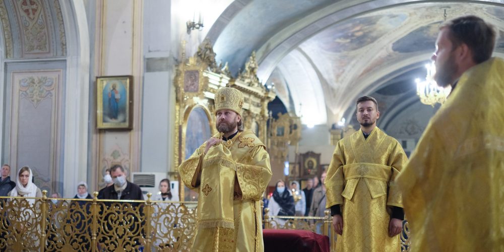 Епископ Павлово-Посадский Фома совершил Всенощное бдение в Богоявленском Кафедральном соборе в Елохове