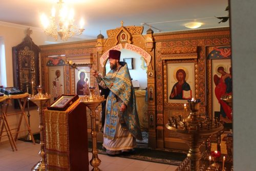 Настоятель храма Успения Пресвятой Богородицы в Матвеевском совершил Литургию в храме Геронтологического центра