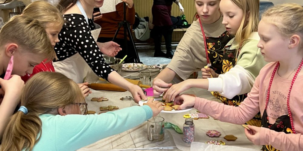 Кулинарный мастер-класс для воскресной школы провели в храме Архистратига Михаила в Тропарево