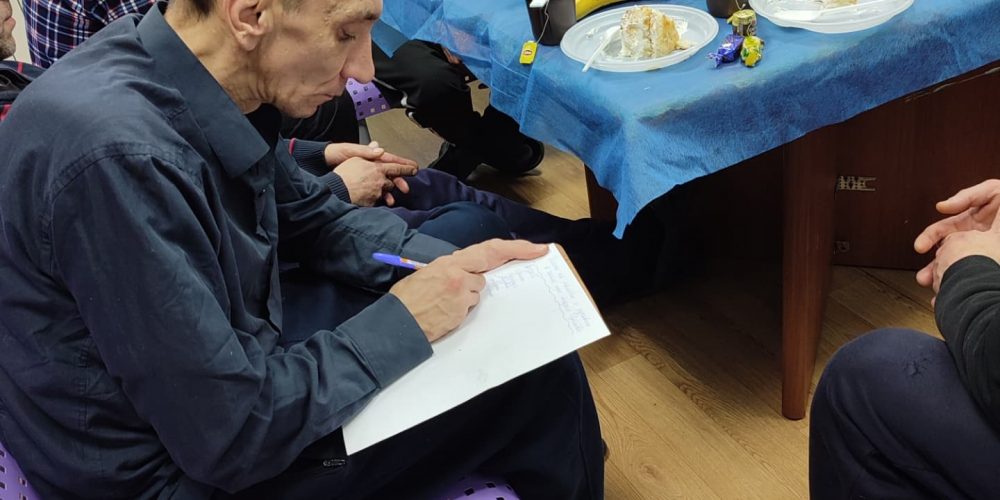 Клирик храма преподобного Андрея Рублёва провел встречу обитателями приюта для бездомных