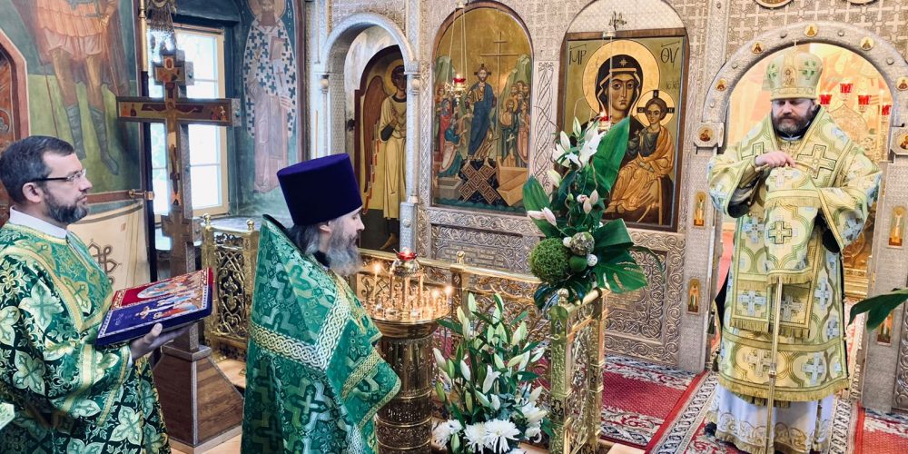 Божественную литургию в Успенском храме села Успенское совершил епископ Фома