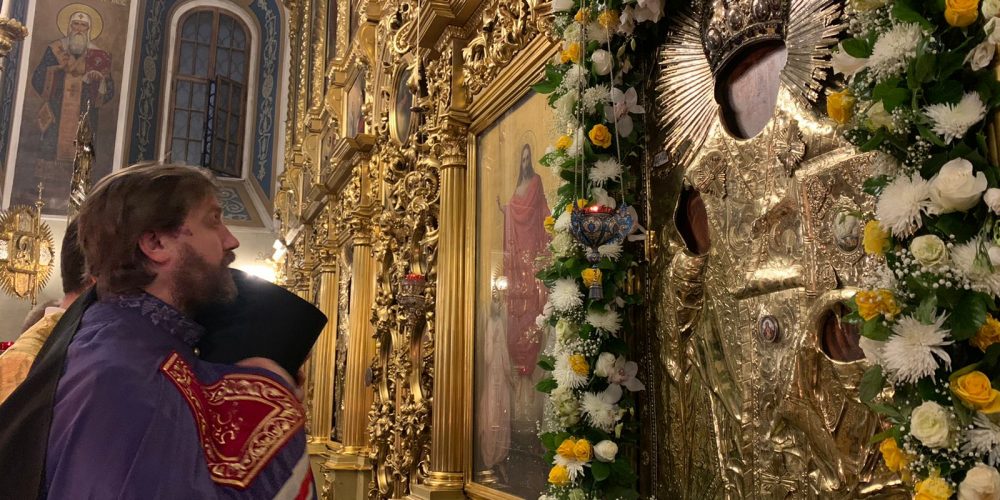 В канун престольного праздника епископ Фома совершил всенощное бдение в храме святителя Николая в Хамовниках