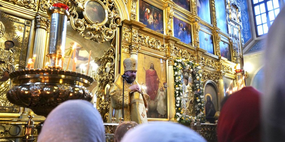 В день памяти святителя Николая епископ Фома совершил Литургию в престольный праздник в храме в Хамовниках