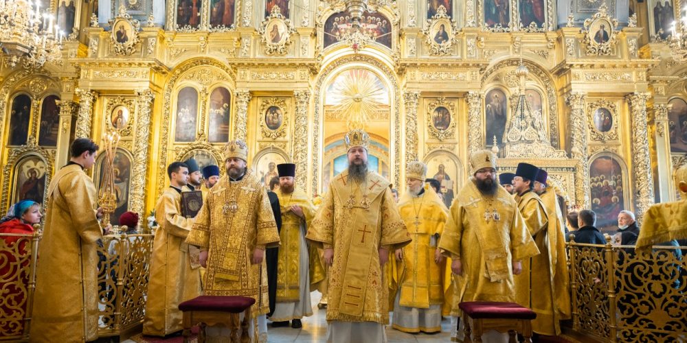 Владыка Фома сослужил на Литургии и молебне в Богоявленском соборе в день памяти святителя Алексия