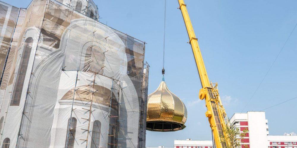 В районе Крылатское освятили и подняли купол с крестом на каменный храм князя Владимира