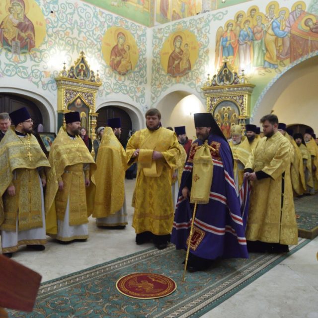 Духовенство викариатства за Литургией в храме Александра Невского при МГИМО поздравило епископа Фому с днем рождения