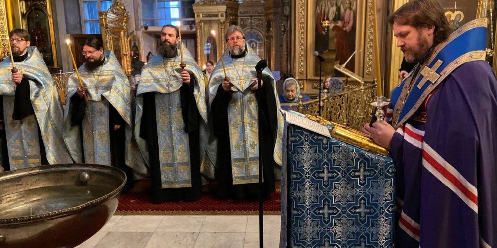 Епископ Фома совершил водосвятный молебен в канун празднования Казанской иконы Божией Матери