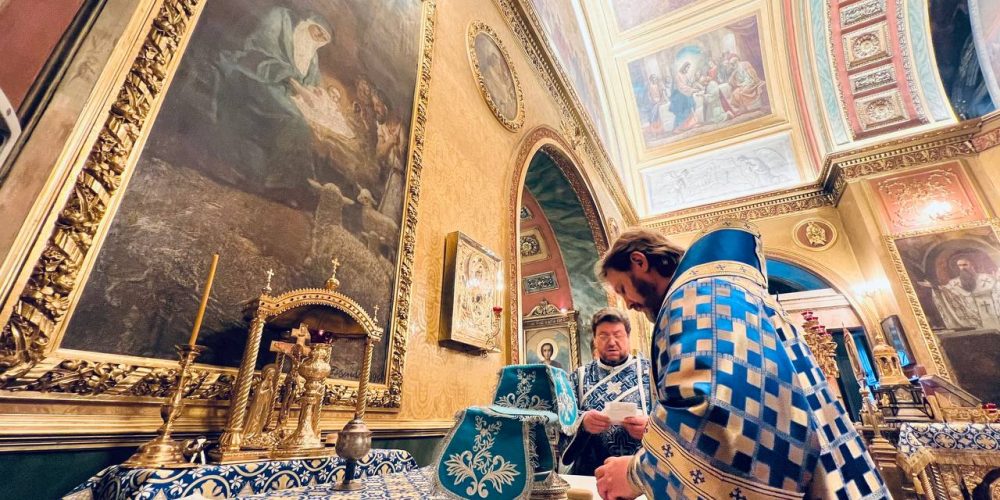В празднование Казанской иконы Божией Матери епископ Фома совершил Литургию в Богоявленском соборе