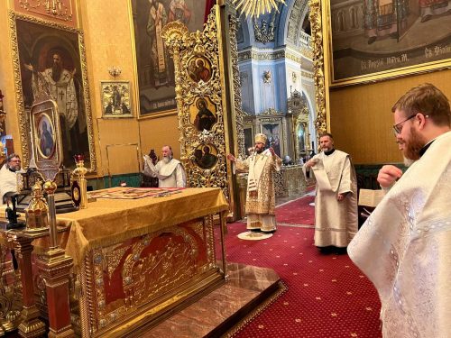 В Собор Архистратига Михаила епископ Фома совершил Литургию в Богоявленском соборе