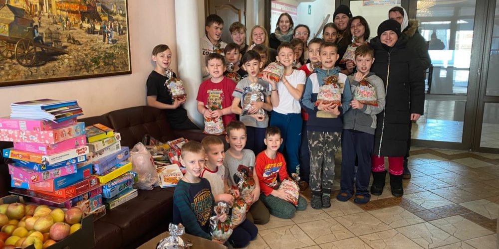 Волонтеры храма Смоленской иконы Божией Матери передали подарки в детские учреждения Коломны