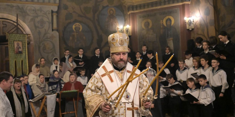 Архиепископ Одинцовский и Красногорский Фома совершил Божественную литургию в Успенском храме г. Красногорска