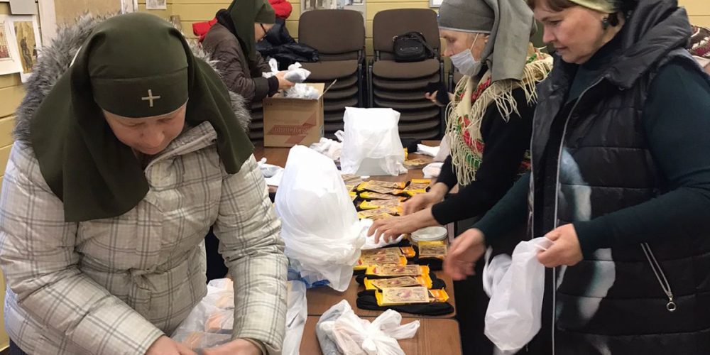 Добровольцы храма Успения Богородицы в Матвеевском передали подарки к Рождеству для заключённых СИЗО-5