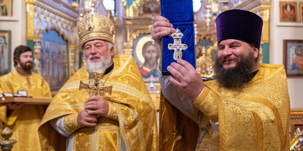 В день 25-летия священнического служения настоятелю храма Александра Невского вручили наградной Крест