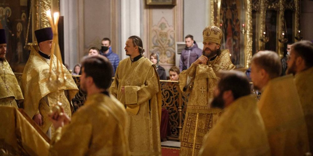 Епископ Фома совершил ночную Литургию с участием молодежи Западного викариатства в Богоявленском соборе