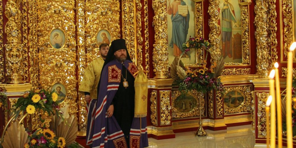 Епископ Фома совершил литургию в храме князя Александра Невского в поселке Княжье Озеро