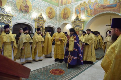 Духовенство викариатства за Литургией в храме Александра Невского при МГИМО поздравило епископа Фому с днем рождения