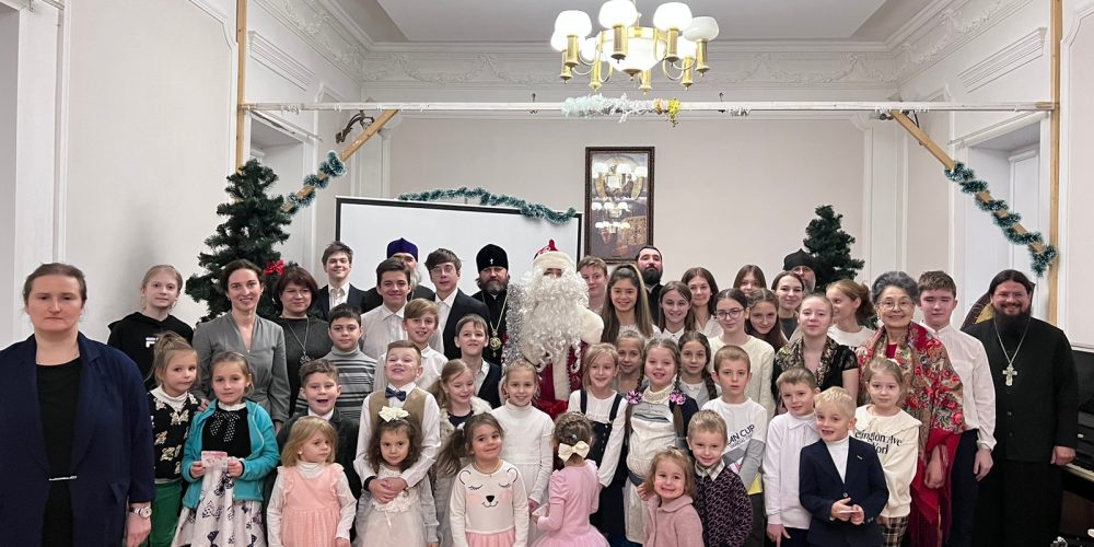 Архиепископ Фома посетил Рождественский праздник воскресной школы Богоявленского собора