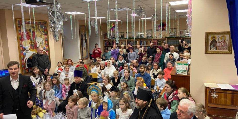 Владыка Фома посетил Рождественский спектакль в воскресной школе Георгиевского собора