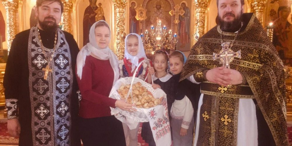 Жаворонков испекли на праздник 40 Севастийских мучеников воспитанники воскресной школы храма Неувядаемый Цвет в Рублево