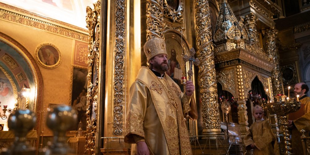 Божественную Литургию в Богоявленском кафедральном соборе в Елохове возглавил епископ Павлово-Посадский Фома