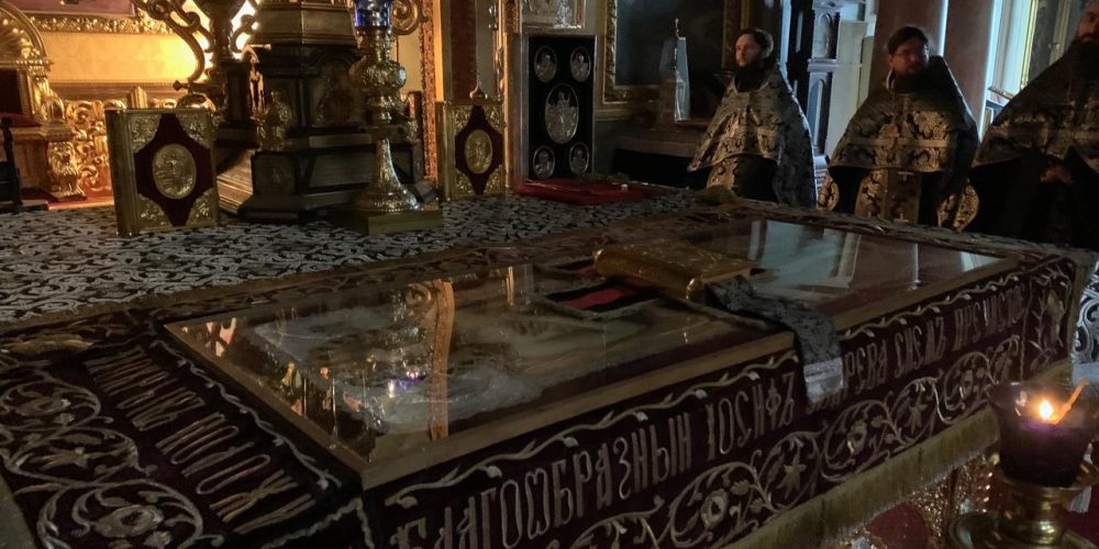 В канун Великой Субботы епископ Фома совершил утреню с чином погребения в Богоявленском соборе