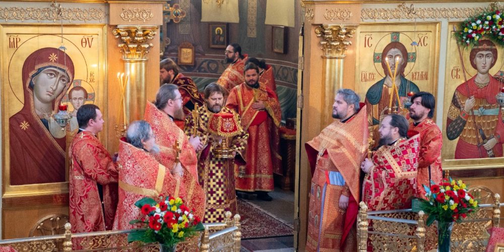 Литургию в малый престольный праздник в храме вмч. Георгия Победоносца совершил епископ Фома