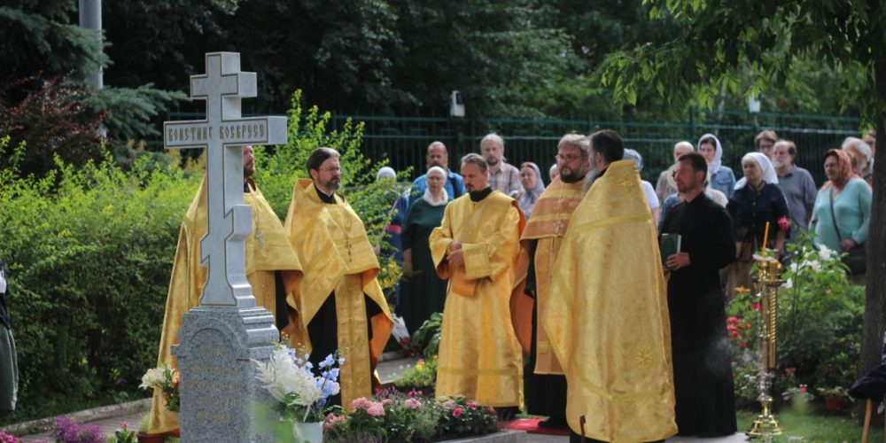 Совершен чин освящения надгробного креста на могиле духовника Западного викариатства протоиерея Георгия Бреева