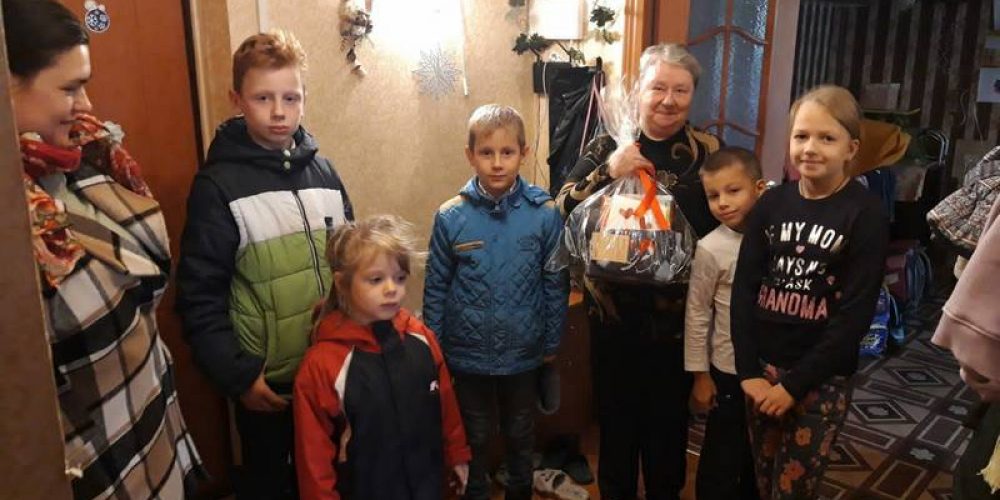 Ученики Воскресной школы храма Рождества Богородицы в Крылатском поздравляют прихожан с Днём пожилого человека