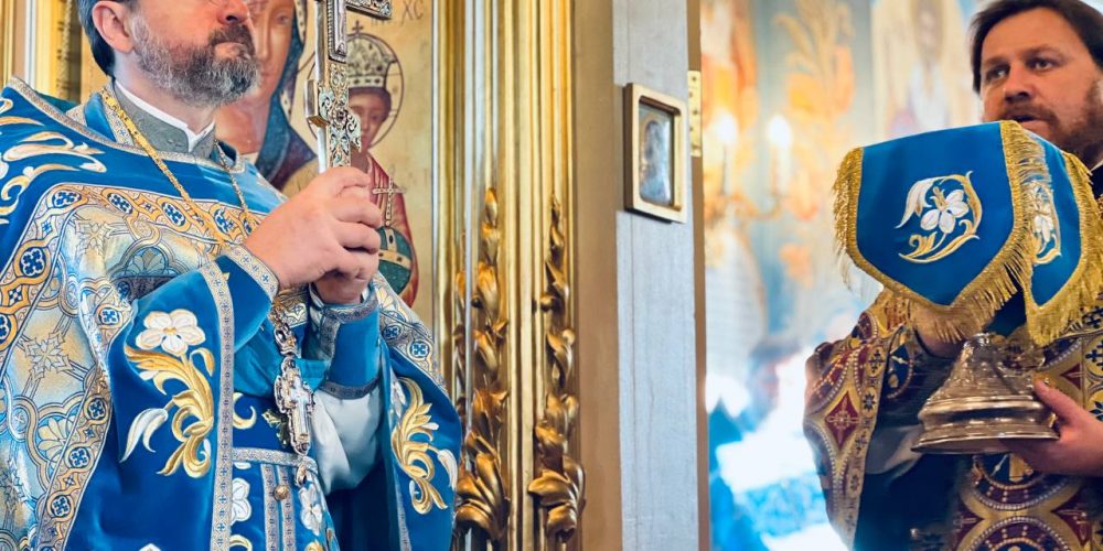 Епископ Фома возглавил Литургию в малый престольный праздник в храме Рождества Пресвятой Богородицы в Крылатском